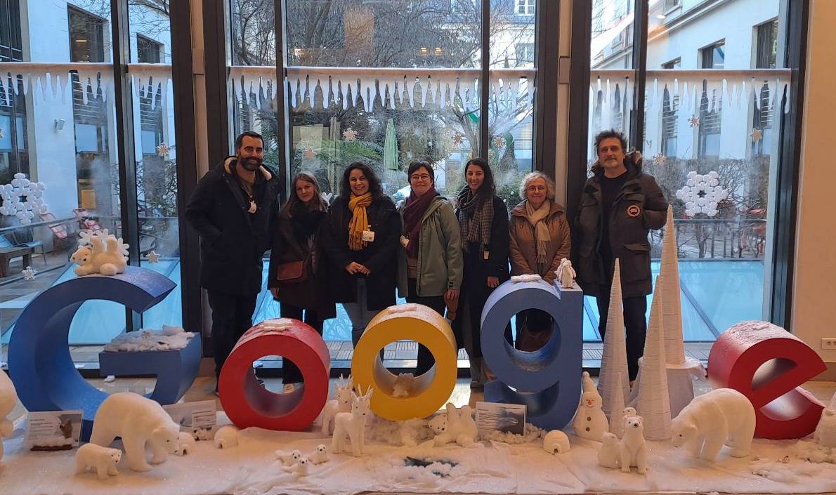 Une partie de l’équipe Temesis devant le logo de Google dans les locaux de Google France : Olivier Keul, Flore Vannier, Marie Le Borgne, Céline André, Claire Bizingre et Arnaud Delafosse 