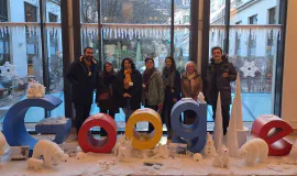 Une partie de l&rsquo;équipe Temesis devant le logo de Google dans les locaux de Google France : Olivier Keul, Flore Vannier, Marie Le Borgne, Céline André, Claire Bizingre et Arnaud Delafosse 