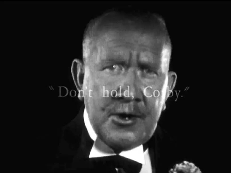 Portrait en noir et blanc d&rsquo;un homme en smoking. Le texte « &ldquo;Don&rsquo;t hold, Colby.&rdquo; » est superposé en transparence sur son visage.